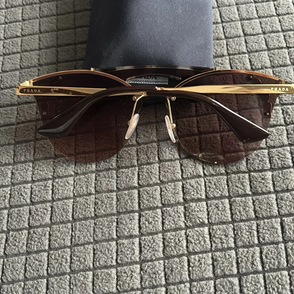 Prada sunglasses - Picture 7 of 8